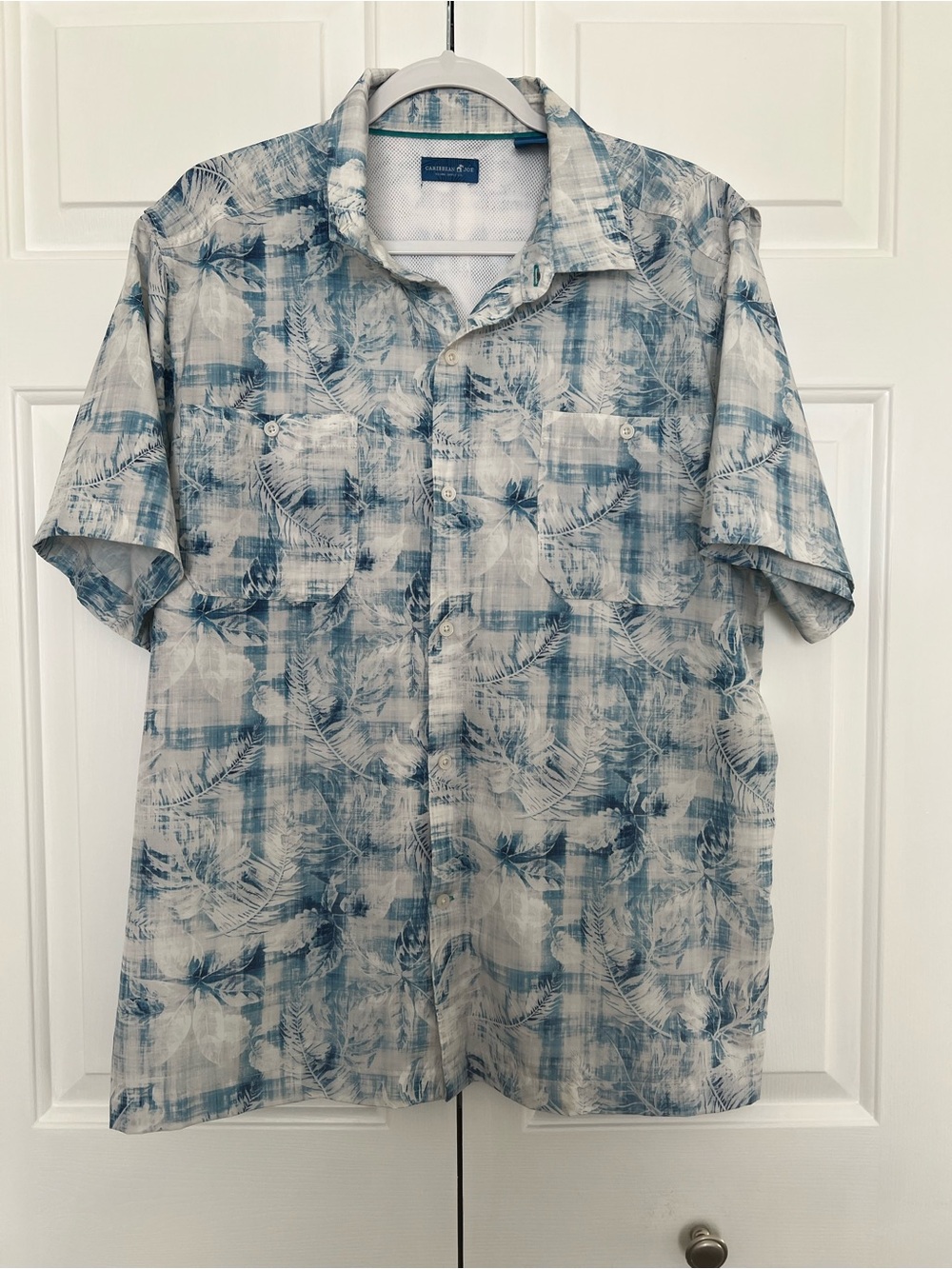 Caribbean Joe Blue and White Palm-Print Short-Sleeve Button-Down Shirt